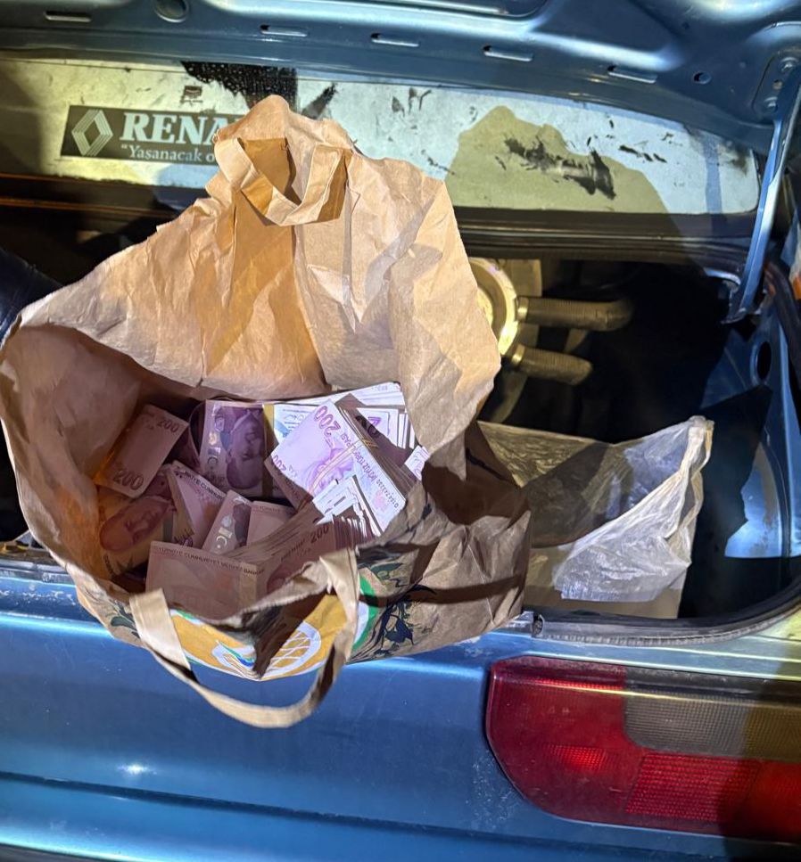 Ezine’de emniyet ekiplerince bir otomobile yapılan uyuşturucu operasyonunda 216 Gram Kokain ve 500 bin TL para ele geçirildi. Araç sürücüsü S.S. gözaltına alındı.
