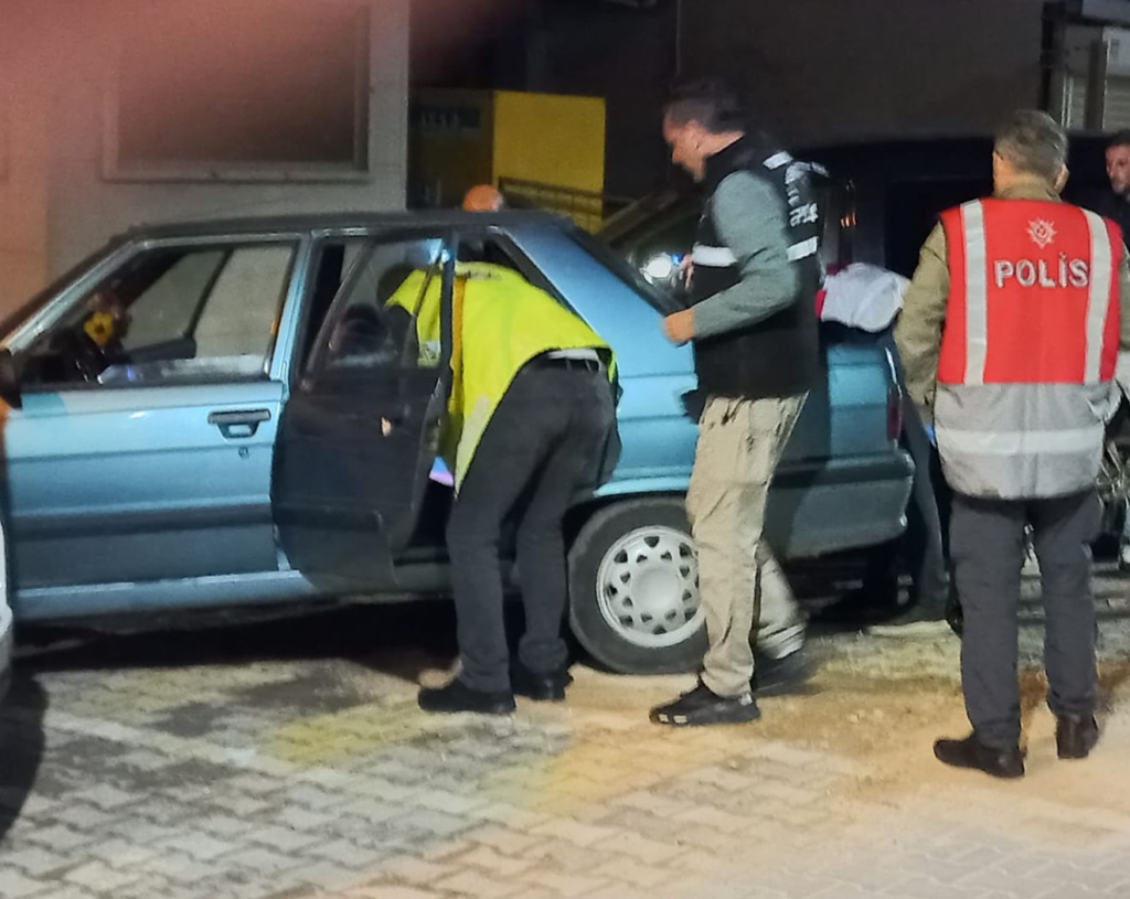 Ezine’de emniyet ekiplerince bir otomobile yapılan uyuşturucu operasyonunda 216 Gram Kokain ve 500 bin TL para ele geçirildi. Araç sürücüsü S.S. gözaltına alındı.