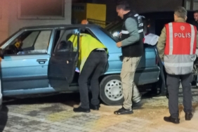 Ezine’de emniyet ekiplerince bir otomobile yapılan uyuşturucu operasyonunda 216 Gram Kokain ve 500 bin TL para ele geçirildi. Araç sürücüsü S.S. gözaltına alındı.