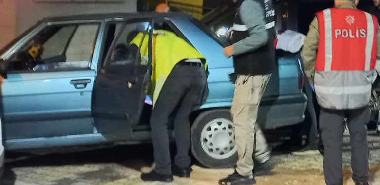 Ezine’de otomobilden uyuşturucu ve 500 bin TL çıktı