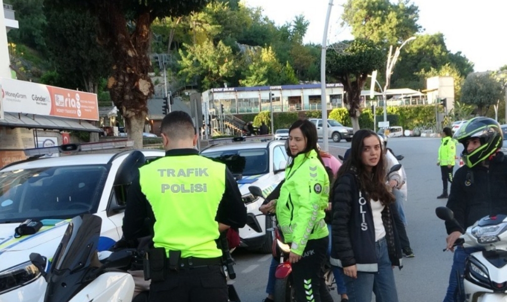 Bozcaada’da kask takmayan, ehliyeti olmayan ve polisten kaçan motorluya 402 bin TL ceza kesildi