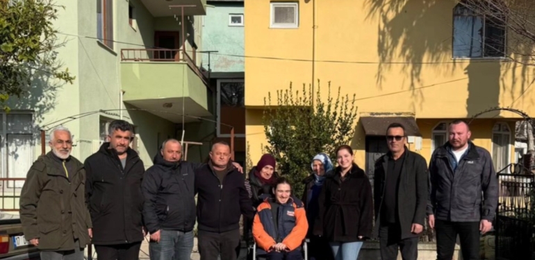 Eceabat’ta MHP’den genç Taha’ya akülü sandalye desteği